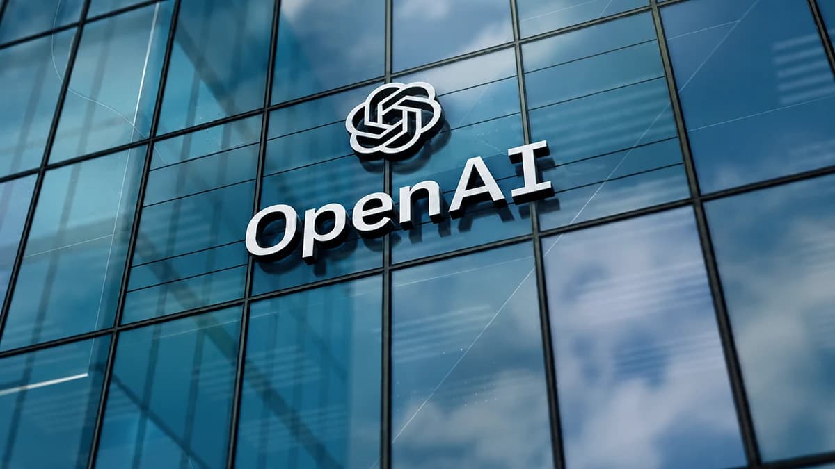 Logo OpenAI na szklanej fasadzie budynku