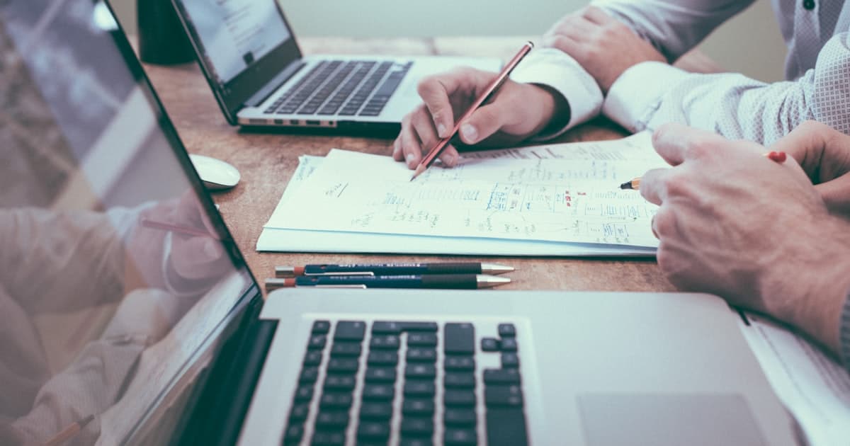 Ciemna sala konferencyjna z wykresami