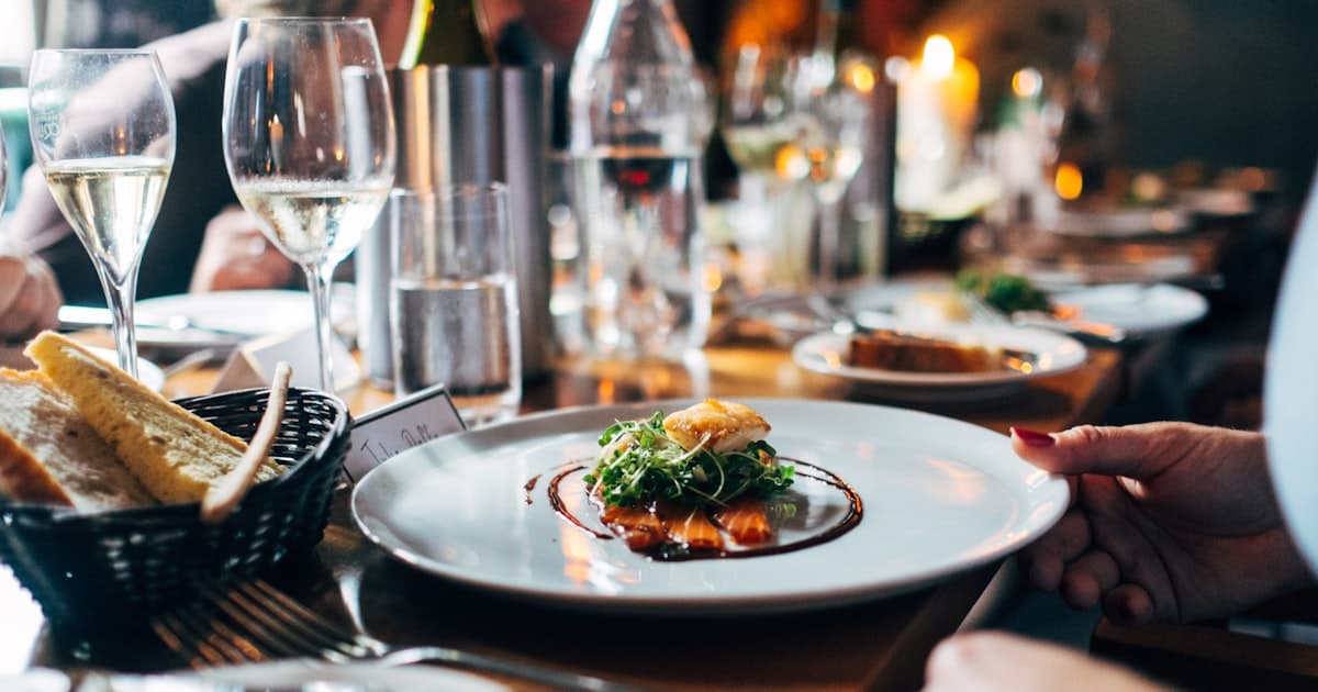 Puste wnętrze restauracji z nakrytymi stołami