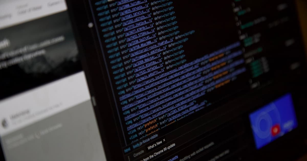 Ekran z kodem i metadanymi symbolizujący techniczną weryfikację obrazów