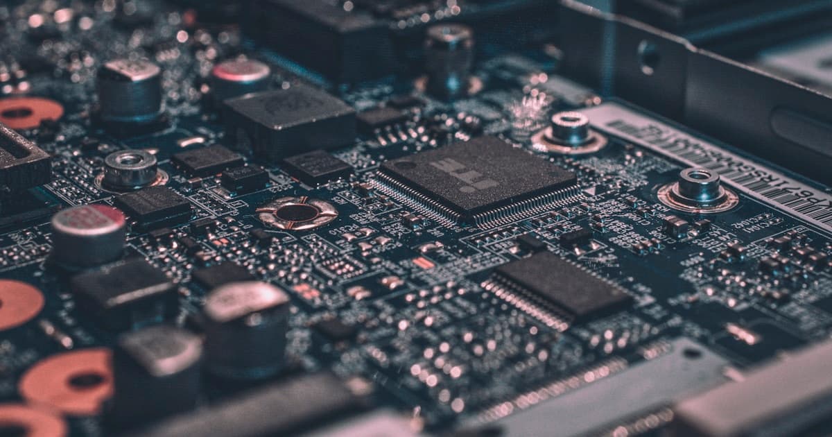 Zbliżenie na układy scalone i podzespoły na płytce elektronicznej laptopa