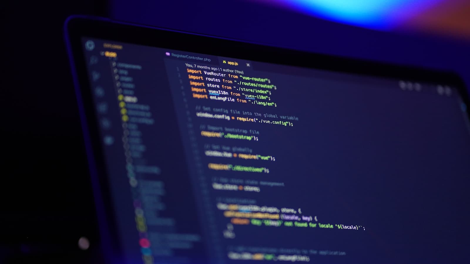 Ekran laptopa z otwartym edytorem kodu, ilustrujący model programistyczny Kimi K2.7 Code